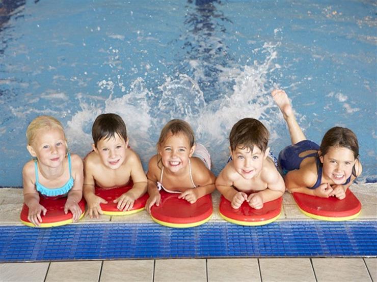 تعليم الاطفال السباحة في سن مبكرة يسمح باكتشاف المواهب وتطويرها 
